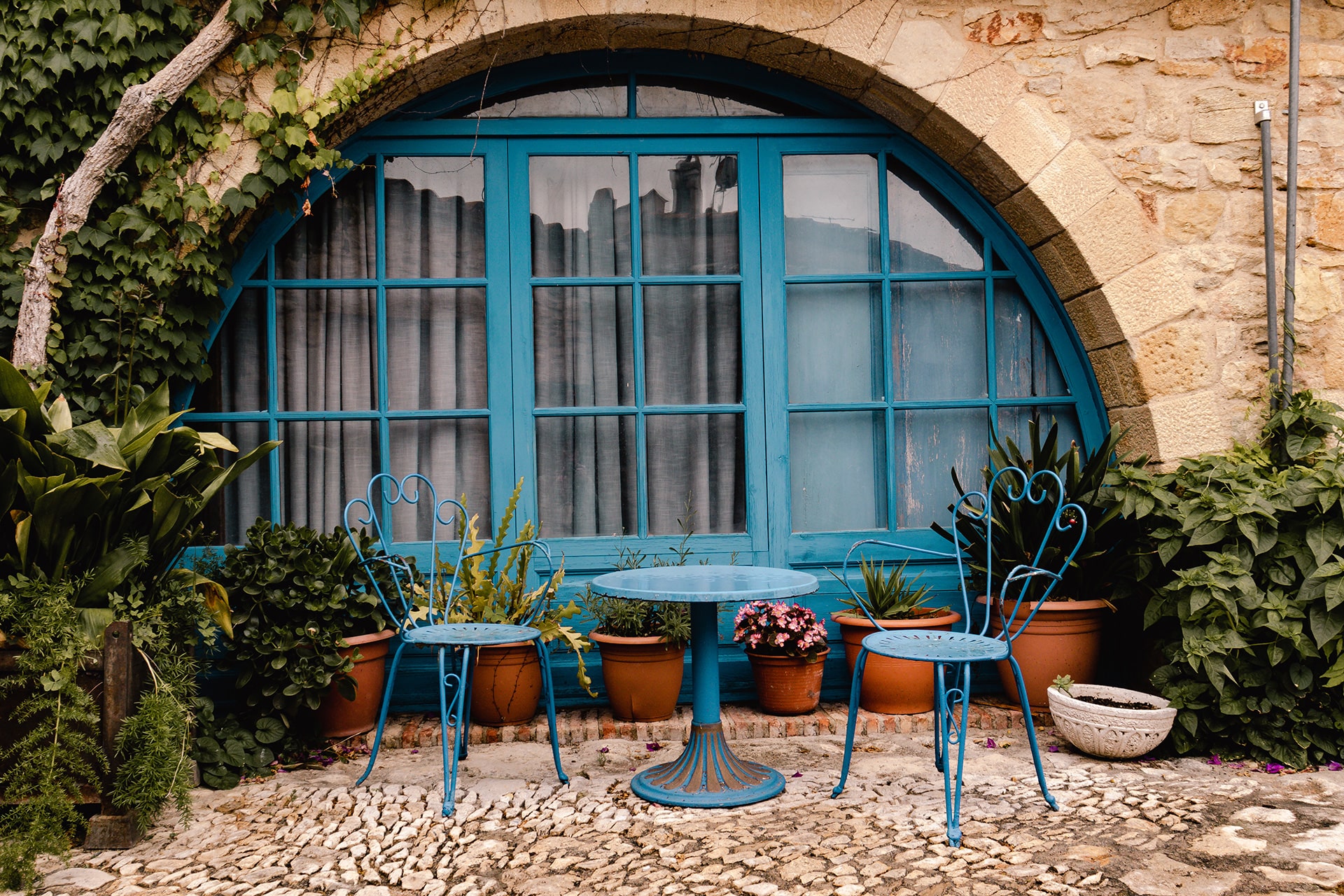Turning a small building into a cosy downtown cafe - Crilamyt